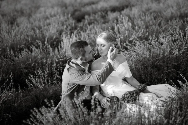 Sposa Sposo Una Passeggiata Nel Campo Lavanda — Foto Stock