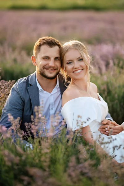 Braut Und Bräutigam Beim Spaziergang Lavendelfeld — Stockfoto