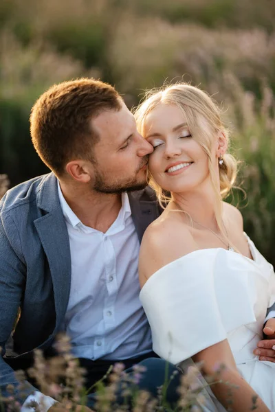 Gelin ve damat lavanta tarlasında yürüyüşe çıktılar.