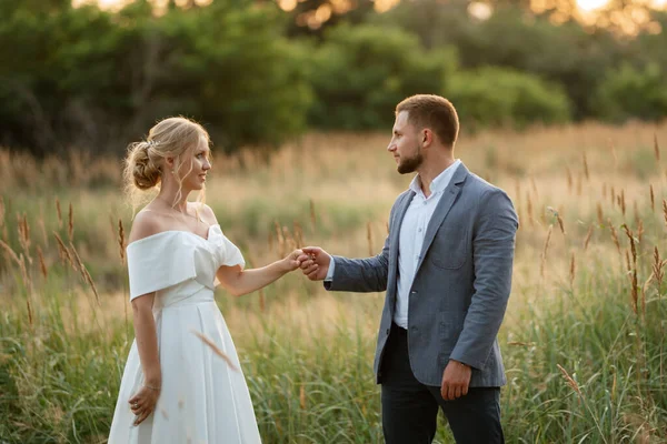 Novia Novio Paseo Por Bosque —  Fotos de Stock