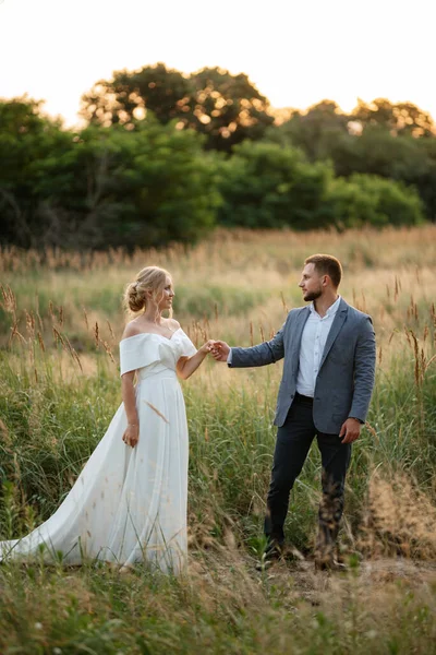 Braut Und Bräutigam Beim Waldspaziergang — Stockfoto