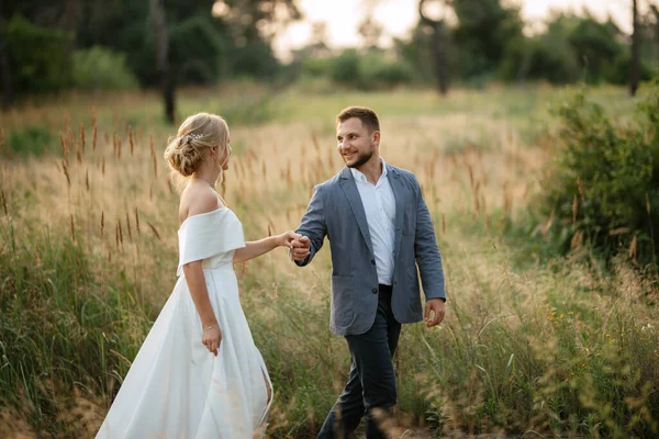 Gelin Damat Ormanda Yürüyüşe Çıktılar — Stok fotoğraf