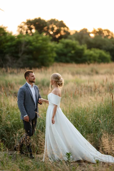 Braut Und Bräutigam Beim Waldspaziergang — Stockfoto