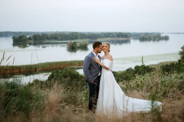 Novia Novio Paseo Por Bosque —  Fotos de Stock