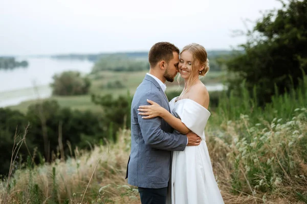 Novia Novio Paseo Por Bosque —  Fotos de Stock