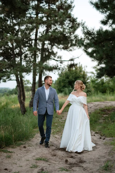 Brud Och Brudgum Promenad Skogen — Stockfoto