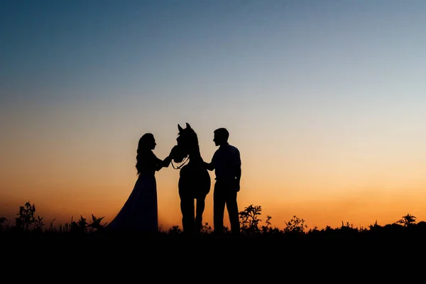 Sagome Una Sposa Vestito Bianco Uno Sposo Una Camicia Bianca — Foto Stock