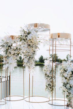 Düğün alanı, kemer sandalyeler dekor