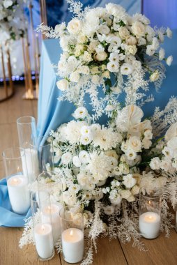 Şölende canlı ateş bulunan atmosferik mum dekoru