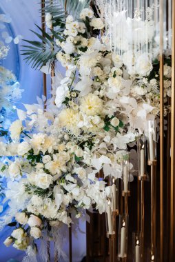 Şölende canlı ateş bulunan atmosferik mum dekoru