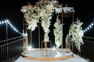 Yeni evlilerin düğününde düğün pastası.