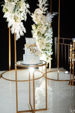 Yeni evlilerin düğününde düğün pastası.