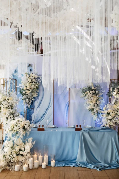 Presidium Newlyweds Banquet Hall Restaurant Decorated Candles Green Plants Wisteria — Stock Photo, Image