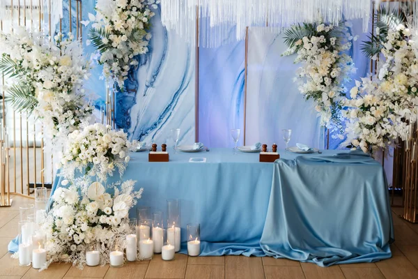 Presidium Newlyweds Banquet Hall Restaurant Decorated Candles Green Plants Wisteria — Stock Photo, Image