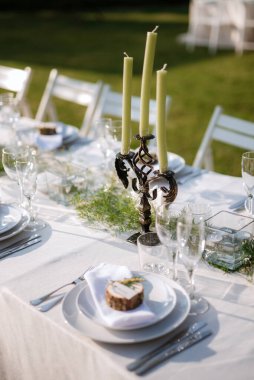 Karanlık bir gecede, ağaç bir fenerin içinde mum yakmak tatil için bir süs olarak.