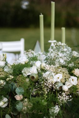 Karanlık bir gecede, ağaç bir fenerin içinde mum yakmak tatil için bir süs olarak.