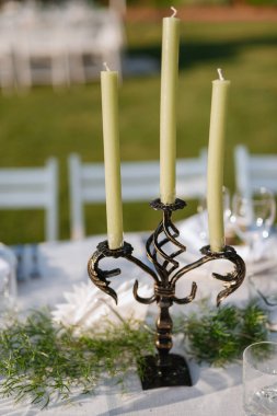 Karanlık bir gecede, ağaç bir fenerin içinde mum yakmak tatil için bir süs olarak.