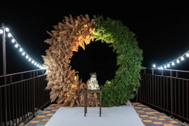 Yeni evlilerin düğününde düğün pastası.