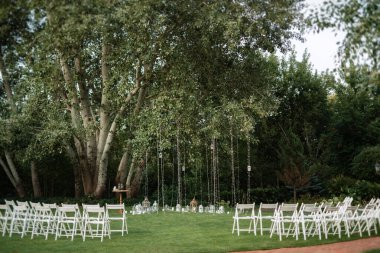 Düğün alanı, kemer sandalyeler dekor