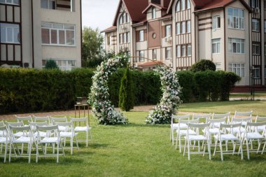 Düğün alanı, kemer sandalyeler dekor