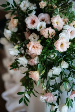 Doğal çiçekler ve yeşil elementlerden yapılmış zarif düğün süsleri.