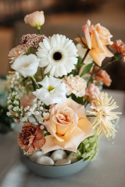 Doğal çiçekler ve yeşil elementlerden yapılmış zarif düğün süsleri.