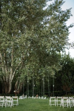 Düğün alanı, kemer sandalyeler dekor