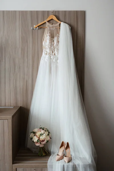 Kleiden Sie Die Braut Einem Brautkleid Mit Korsett Und Schnürung — Stockfoto