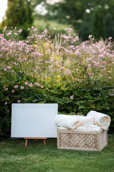 Etkinlik davetlileri için tahta kutularda beyaz pelüş battaniyeler