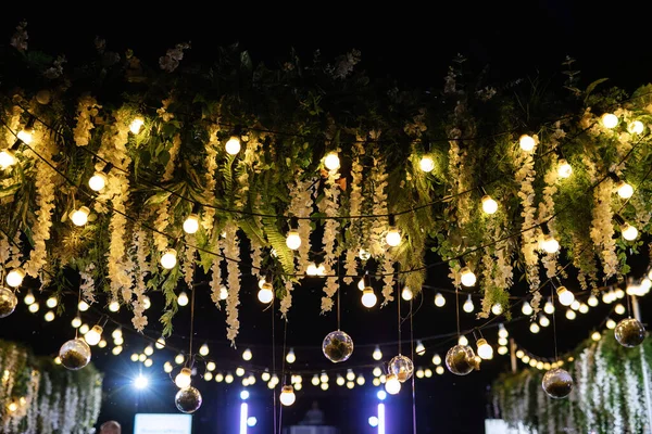 Doğal Çiçekler Yeşil Elementlerden Yapılmış Zarif Düğün Süsleri — Stok fotoğraf
