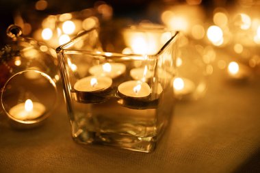 Karanlık bir gecede, ağaç bir fenerin içinde mum yakmak tatil için bir süs olarak.