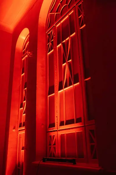 Grandes Fenêtres Arrondies Lumière Rouge — Photo