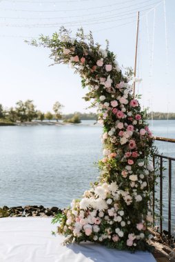 Düğün alanı, kemer sandalyeler dekor
