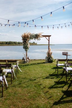 Düğün alanı, kemer sandalyeler dekor