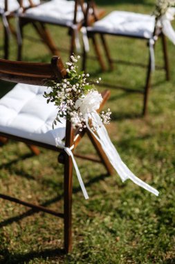 Doğal çiçekler ve yeşil elementlerden yapılmış zarif düğün süsleri.