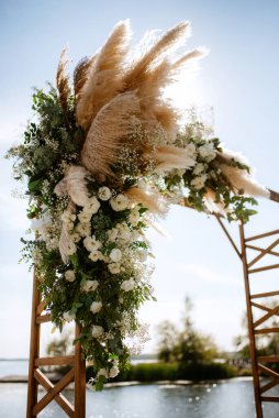 Düğün alanı, kemer sandalyeler dekor