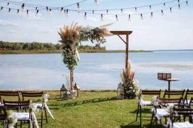 Düğün alanı, kemer sandalyeler dekor