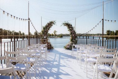 Düğün alanı, kemer sandalyeler dekor