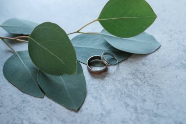 Düğün dekorlu altın alyanslar.