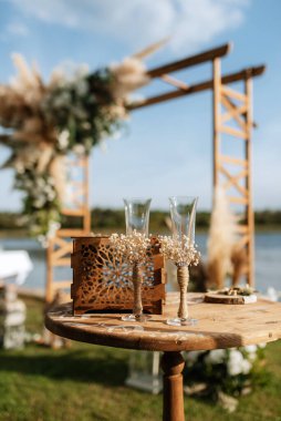 Şarap için düğün kadehi ve kristalden şampanya