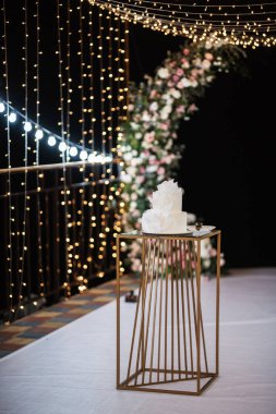 Yeni evlilerin düğün pastasında ateşli bir düğün.