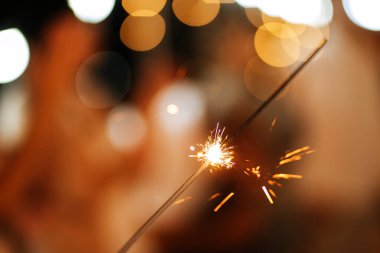 Düğünde havai fişekler, düğünde arka planda parlayan bir çift yeni evli çift, arka planda birkaç yeni evli çift.