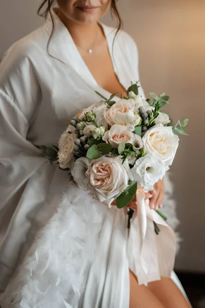 Элегантный Свадебный Букет Свежих Натуральных Цветов Зелени — стоковое фото