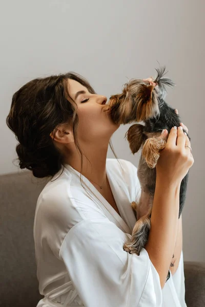 Petit Chien Terrier Avec Jeune Mariée — Photo