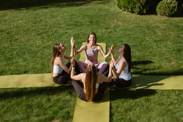 Group Young Girls Doing Yoga Outdoors Water — Stock Photo, Image