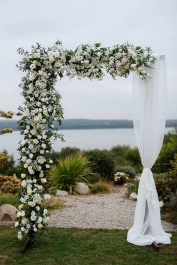 Ağaçların arasında, ağaçların arasında yeşil yolda düğün töreni.