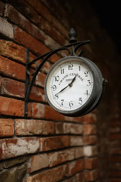 Old Station Clock Red Brick Wall — Stock Photo, Image