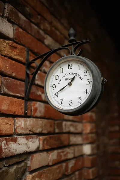 Vecchio Orologio Stazione Muro Mattoni Rossi — Foto Stock