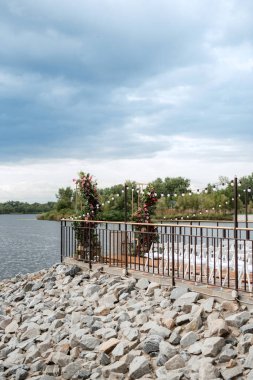 Düğün alanı, kemer sandalyeler dekor