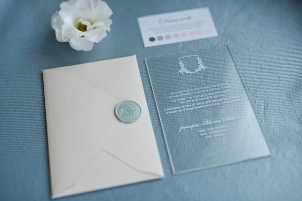 Convite Casamento Envelope Cinza Uma Mesa Com Raminhos Verdes — Fotografia de Stock